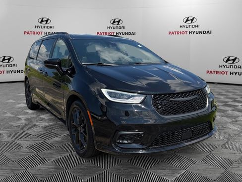 Used 2025 Chrysler Pacifica Limited FWD image 1