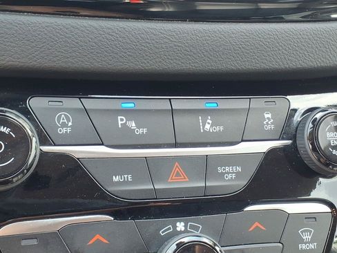 Used 2024 Chrysler Pacifica Touring-L FWD image 17