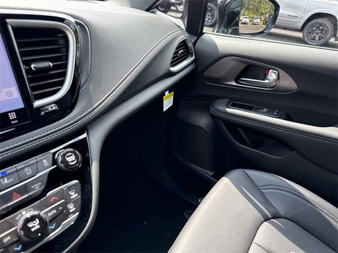 New 2025 Chrysler Pacifica Select image 26
