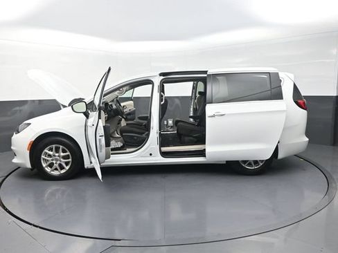 Used 2024 Chrysler Voyager LX FWD image 34