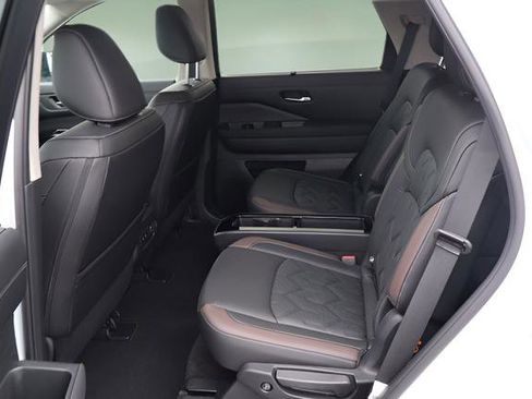 Used 2026 Nissan Pathfinder Platinum image 11