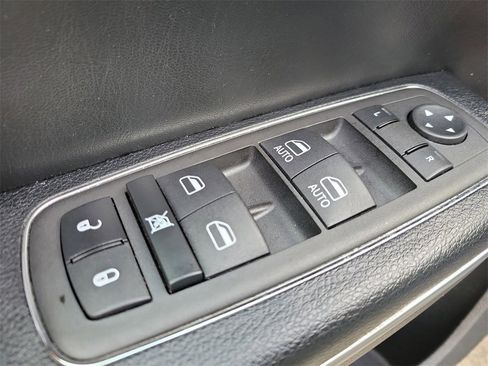 Used 2017 Chrysler 300 Touring w/ Value Package image 15