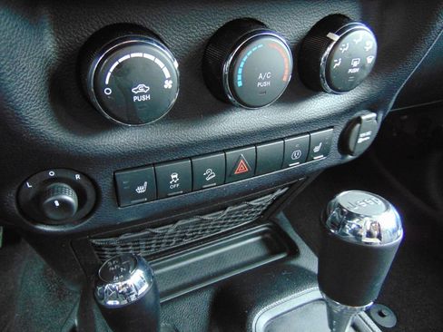 Used 2016 Jeep Wrangler Unlimited Sahara w/ Connectivity Group image 19