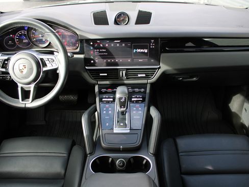 Used 2022 Porsche Cayenne image 22