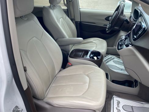 Used 2020 Chrysler Pacifica Touring-L w/ Advanced Safetytec Group FWD image 26