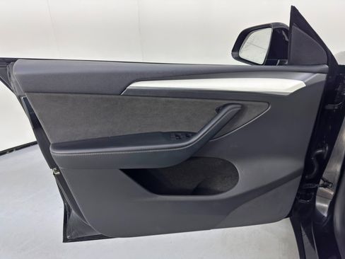 Used 2022 Tesla Model Y Long Range image 43