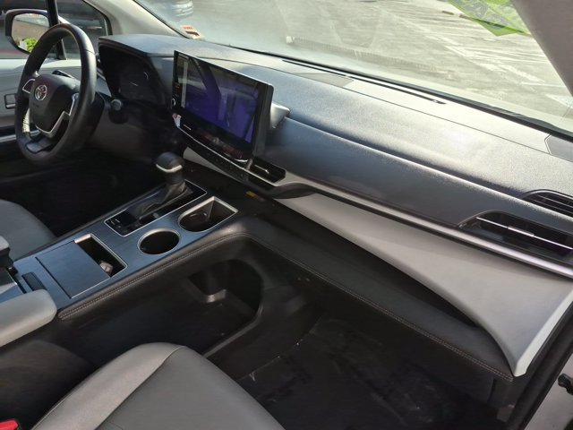 Used 2025 Toyota Sienna XLE FWD image 6