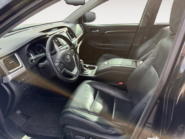 Used 2014 Toyota Highlander Limited Platinum AWD/4WD image 9