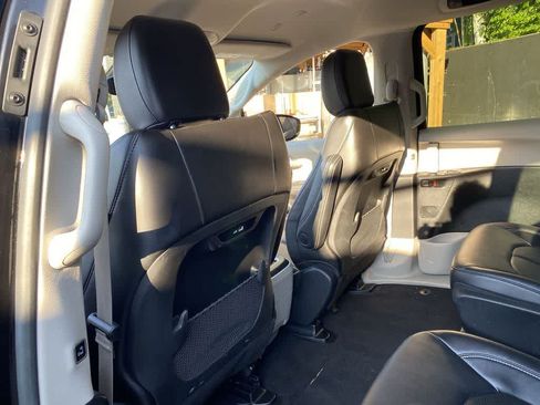 Used 2024 Chrysler Pacifica Limited FWD image 14
