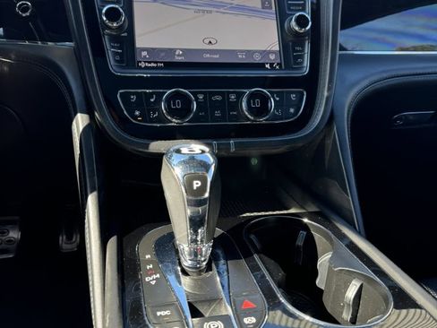 Used 2017 Bentley Bentayga image 32