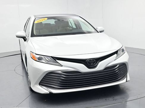 Used 2018 Toyota Camry XLE FWD image 2