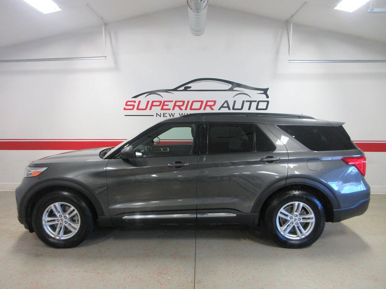 Used 2020 Ford Explorer XLT w/ Equipment Group 202A AWD/4WD image 2