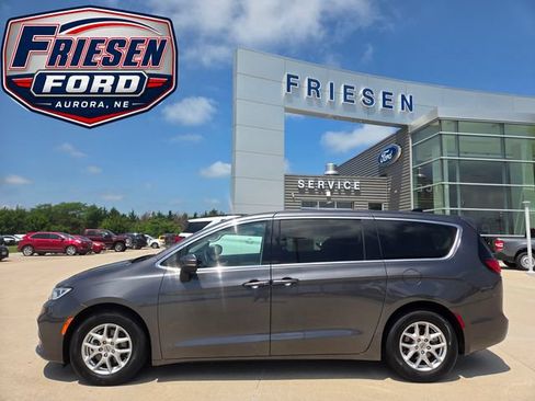 Used 2023 Chrysler Pacifica Touring-L FWD image 4