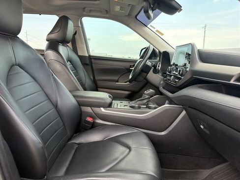 Used 2022 Toyota Highlander XLE FWD image 12