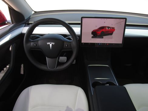 Used 2023 Tesla Model Y Performance AWD/4WD image 15