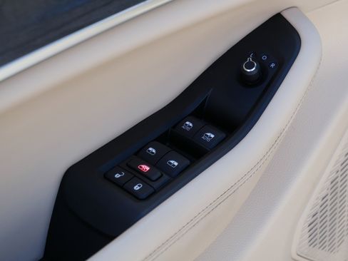Used 2024 Jeep Grand Cherokee L Limited w/ Black Appearance Package AWD/4WD image 19