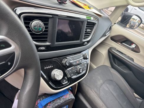 Used 2018 Chrysler Pacifica L FWD image 7