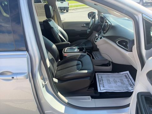 Used 2024 Chrysler Pacifica Touring-L FWD image 46