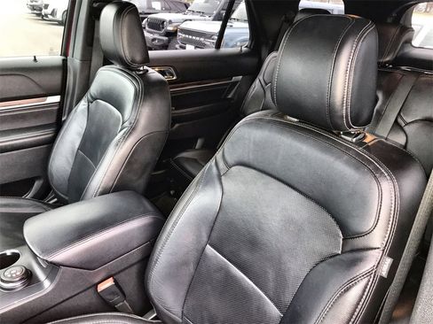 Used 2018 Ford Explorer Limited image 11