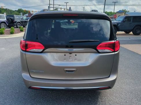 Used 2018 Chrysler Pacifica Touring-L FWD image 5