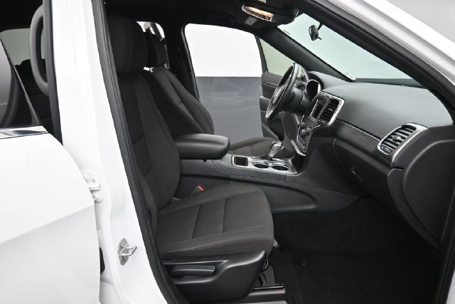 Used 2020 Jeep Grand Cherokee Laredo w/ Security & Convenience Group AWD/4WD image 29