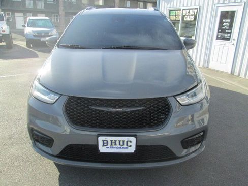 Used 2021 Chrysler Pacifica Touring-L w/ Uconnect Theater Family Group image 2