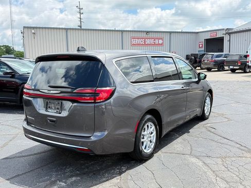 Used 2023 Chrysler Pacifica Touring-L FWD image 7