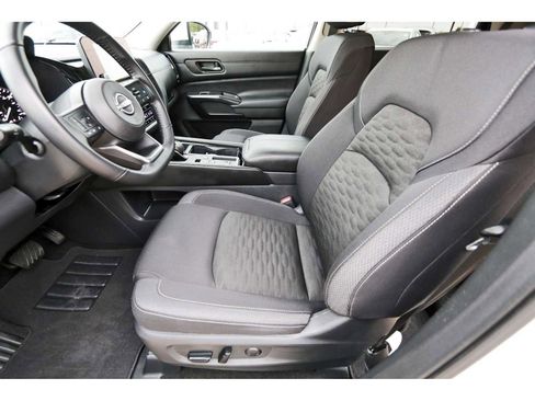 Used 2025 Nissan Pathfinder SV image 11