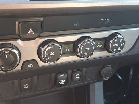 Used 2019 Toyota Tacoma SR5 AWD/4WD image 15