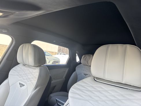 Used 2023 Bentley Bentayga Extended Wheelbase image 16