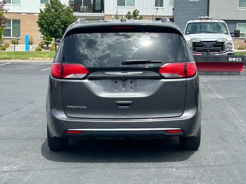Used 2020 Chrysler Pacifica Touring-L FWD image 5