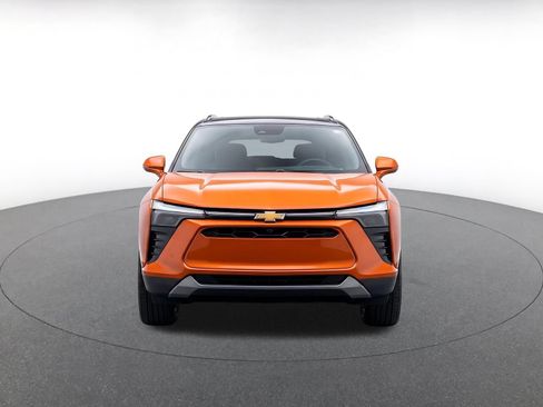 Used 2025 Chevrolet Blazer LT FWD image 2