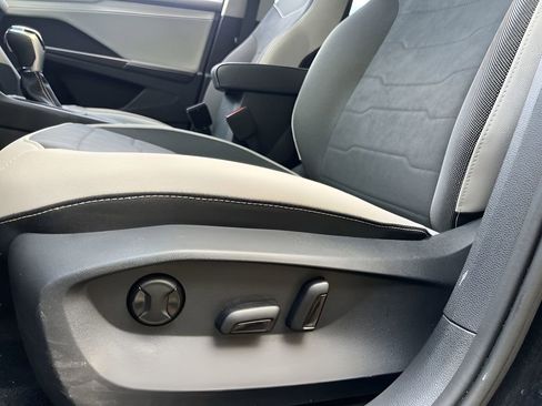 Used 2025 Volkswagen Taos SE image 12