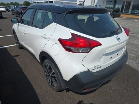 Used 2019 Nissan Kicks SV FWD image 2