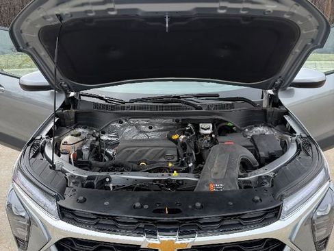 Used 2025 Chevrolet Trax LT image 6