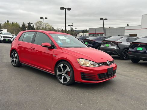 Used 2017 Volkswagen Golf S image 2