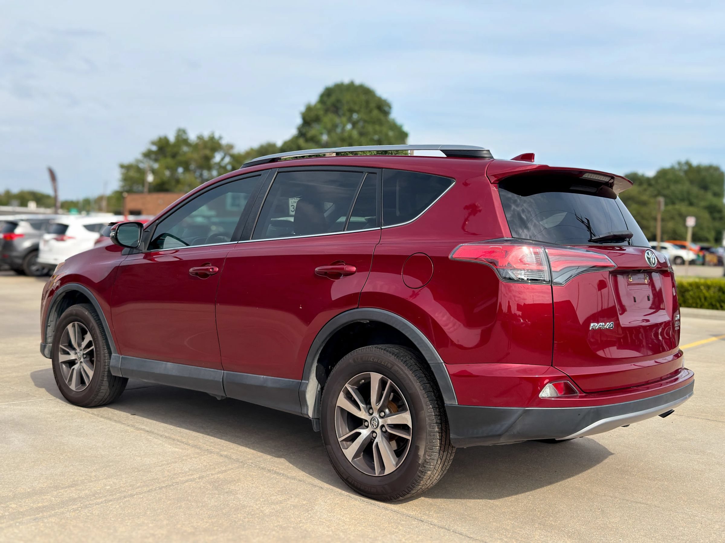 Used 2018 Toyota RAV4 XLE FWD image 4