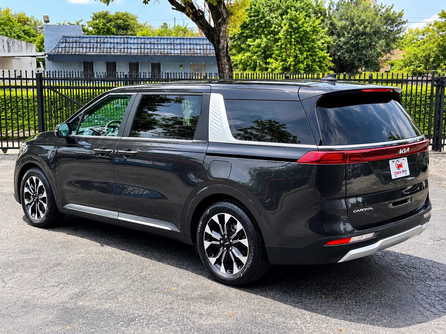 Used 2024 Kia Carnival EX FWD image 4