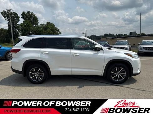 Used 2017 Toyota Highlander XLE w/ Carpet Mat Package AWD/4WD image 9