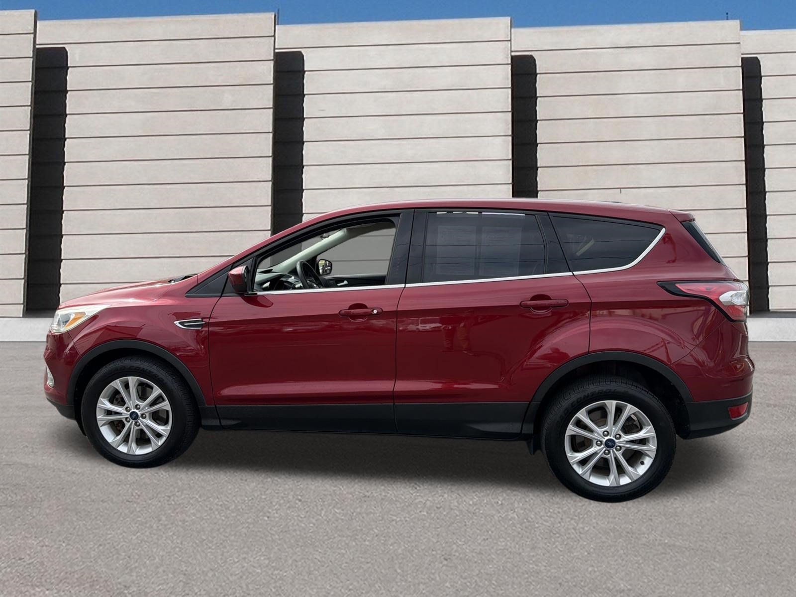 Used 2017 Ford Escape SE AWD/4WD image 2