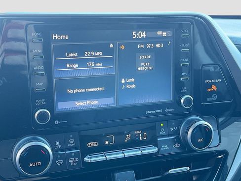 Used 2021 Toyota Highlander LE image 14