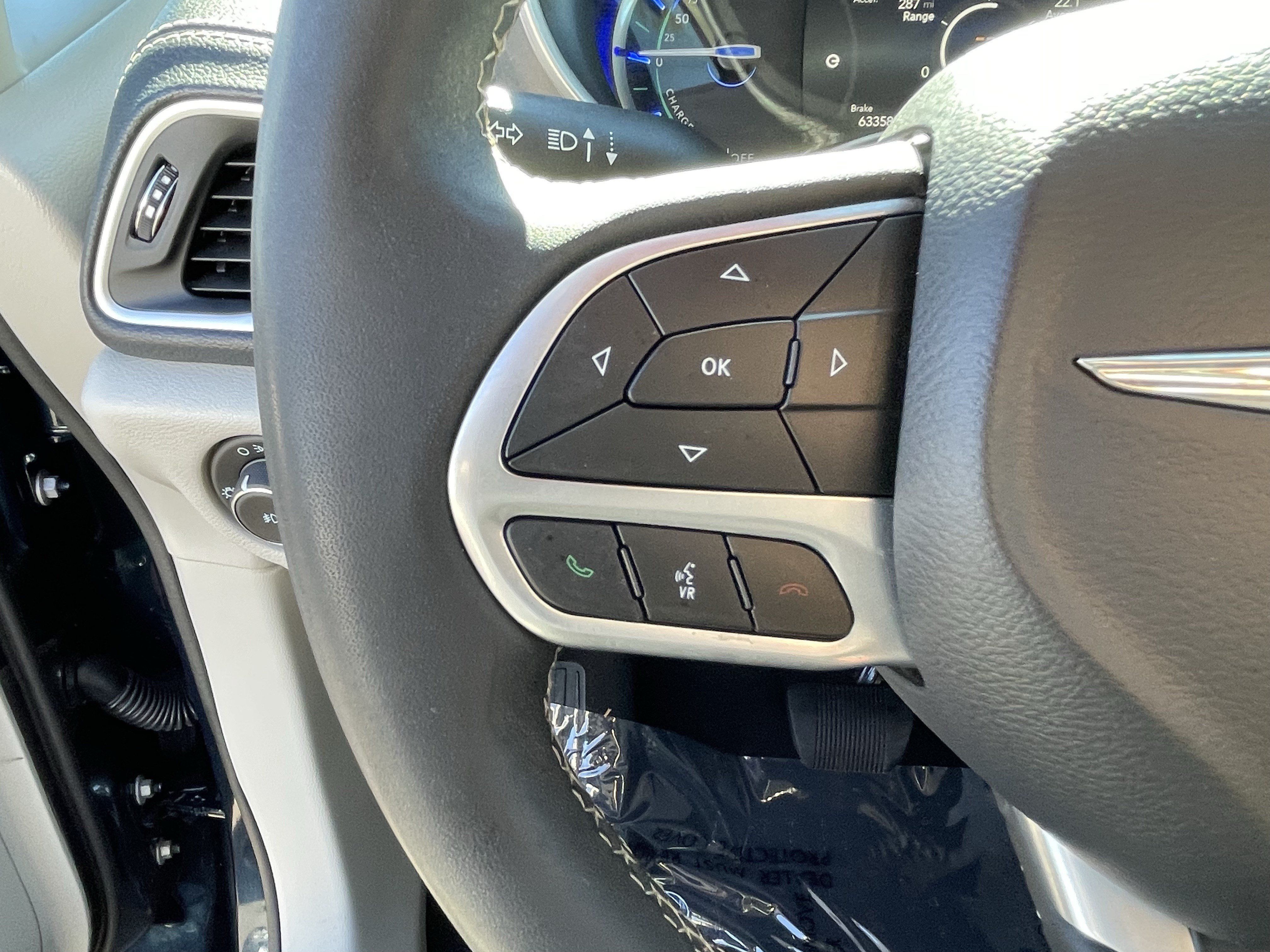 Used 2023 Chrysler Pacifica Touring-L FWD image 21