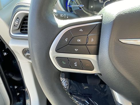 Used 2023 Chrysler Pacifica Touring-L FWD image 21