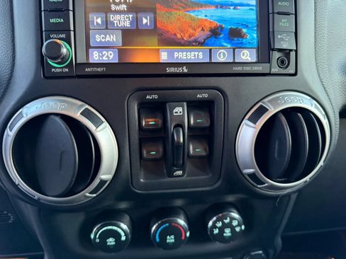 Used 2017 Jeep Wrangler Unlimited Sahara w/ Connectivity Group AWD/4WD image 41