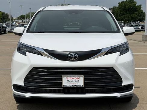 New 2026 Toyota Sienna LE FWD image 6