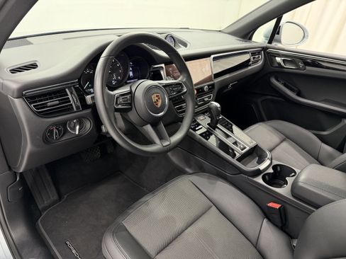 Certified 2025 Porsche Macan image 4