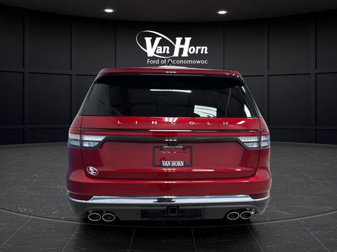 Used 2025 Lincoln Aviator AWD image 4