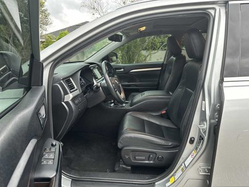 Used 2019 Toyota Highlander XLE FWD image 2