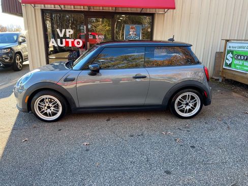 Used 2022 MINI Cooper 2-Door Hardtop image 8