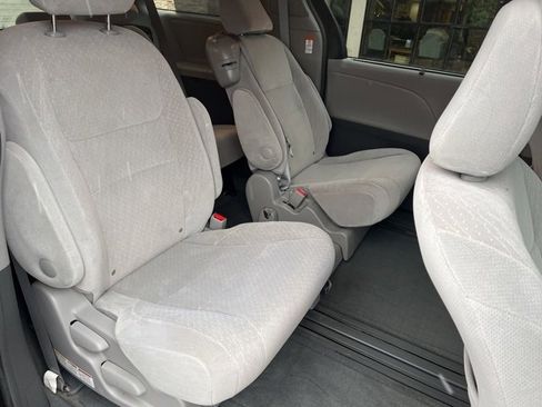 Used 2015 Toyota Sienna LE image 26